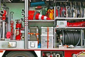 انواع تجهیزات آتش نشانی همراه با آتش نشانان